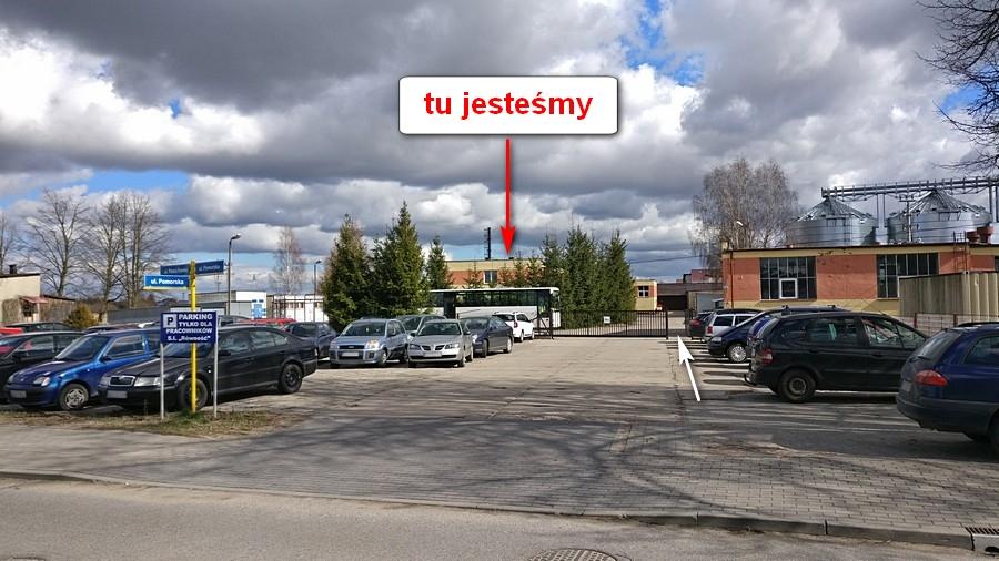 Budynek ŚDS w Czersku z dalszej perspektywy